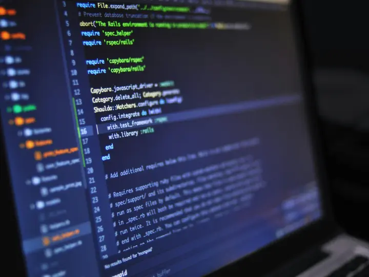 Código fuente en pantalla de computadora